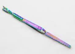 מכשיר להכוונת רוחב וגודל ציפורניים + דוחף + שפיץ לניקוי מיוחד ייחודי ובלעדי עשוי מציפוי טיטניום תוצרת ספרד